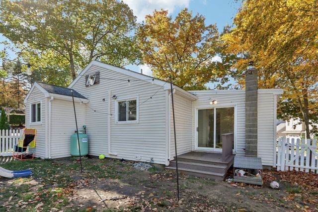 2 Lakeview Dr, Billerica, MA 01821
