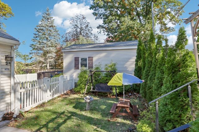 2 Lakeview Dr, Billerica, MA 01821