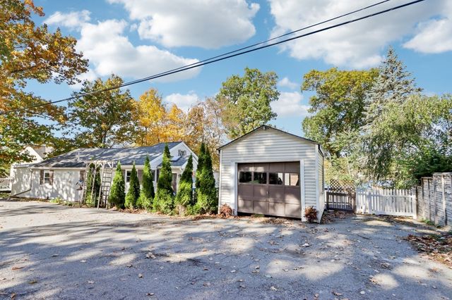 2 Lakeview Dr, Billerica, MA 01821