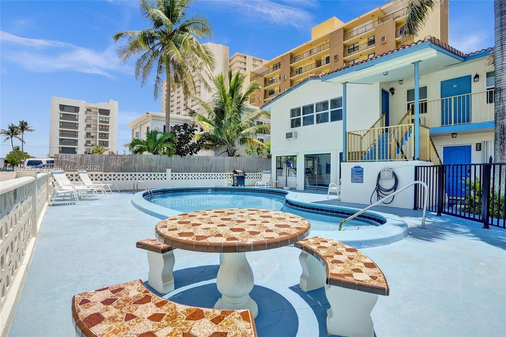 3212 NE 8th Ct 16, Pompano Beach, FL 33062