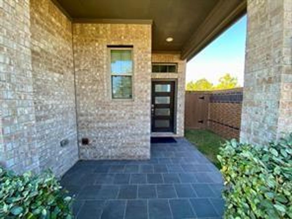Image 2 of property listing at 7043 Coneflower Creek Court, Katy, TX 77493