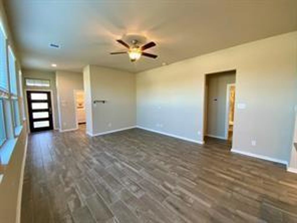 Image 7 of property listing at 7043 Coneflower Creek Court, Katy, TX 77493