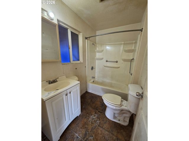 340 E 6TH Ave, Riddle, OR 97469