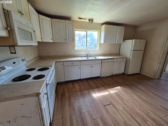 340 E 6TH Ave, Riddle, OR 97469