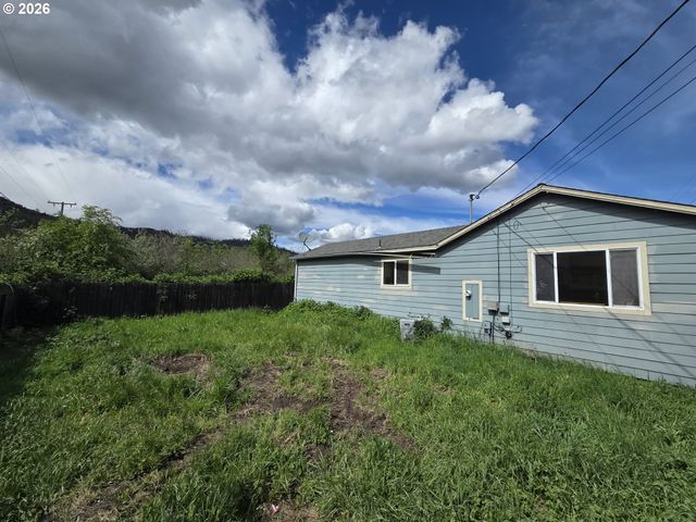 340 E 6TH Ave, Riddle, OR 97469
