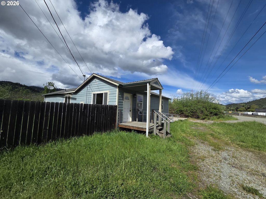 340 E 6TH Ave, Riddle, OR 97469