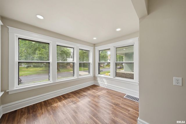 1611 W BARKER Avenue, Peoria, IL 61606