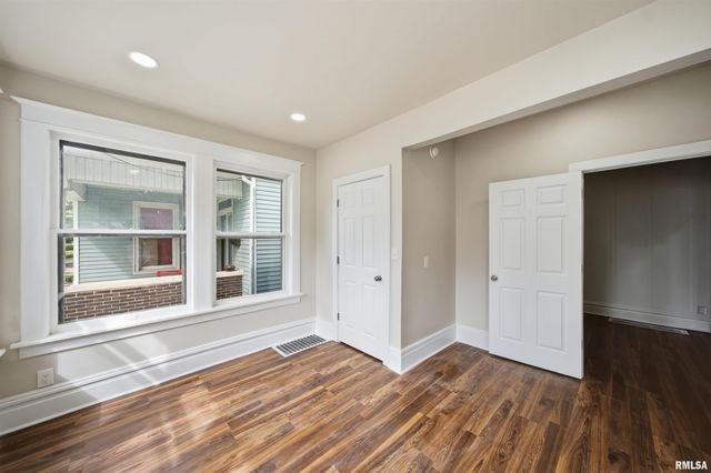 1611 W BARKER Avenue, Peoria, IL 61606