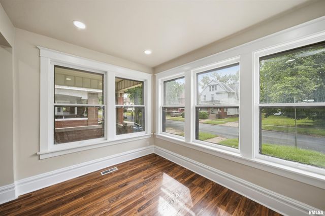 1611 W BARKER Avenue, Peoria, IL 61606