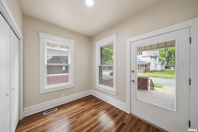 1611 W BARKER Avenue, Peoria, IL 61606