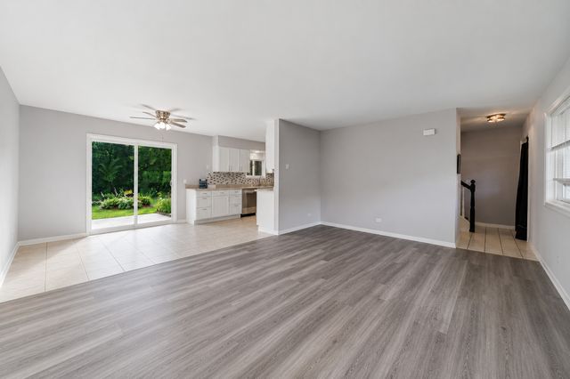 450 Valley Drive 101, Naperville, IL 60563