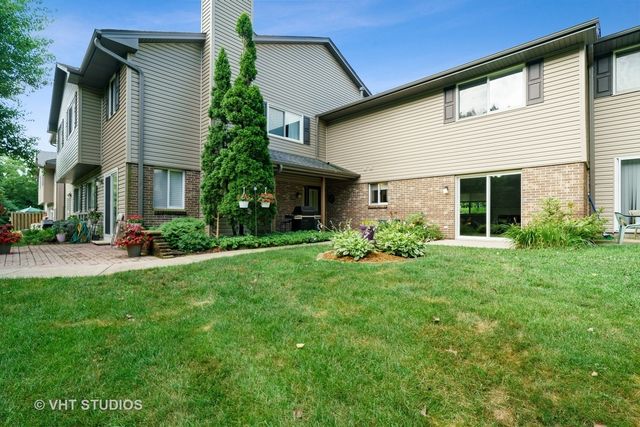 450 Valley Drive 101, Naperville, IL 60563