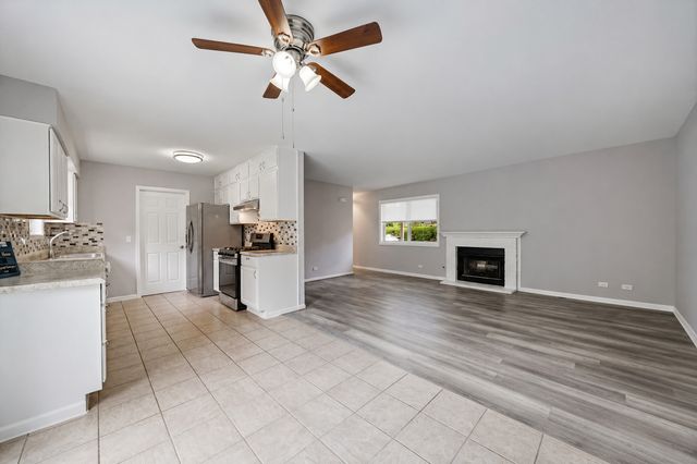 450 Valley Drive 101, Naperville, IL 60563