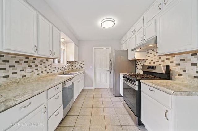 450 Valley Drive 101, Naperville, IL 60563