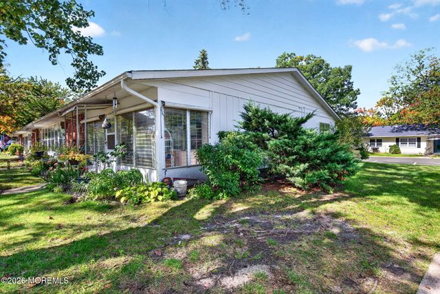 102 Edinburgh Lane F, Lakewood, NJ 08701