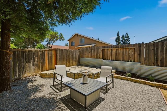 330 Summerfield Dr, Vacaville, CA 95687