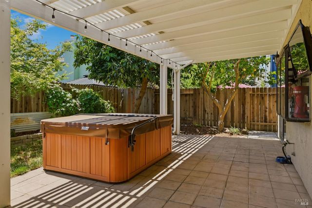 330 Summerfield Dr, Vacaville, CA 95687