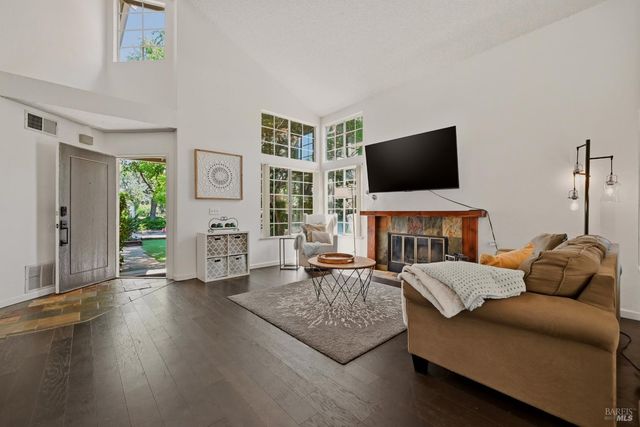 330 Summerfield Dr, Vacaville, CA 95687