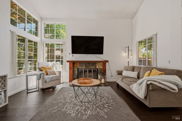 330 Summerfield Dr, Vacaville, CA 95687