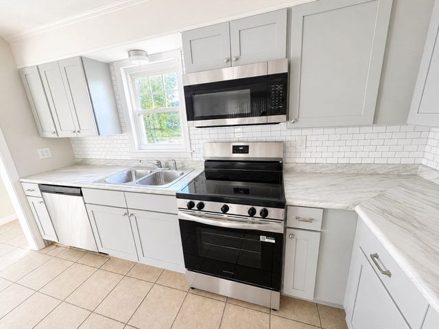 63 Prairie Ave, Swansea, MA 02777