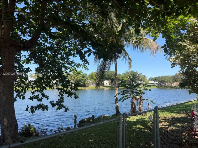 13541 SW 10th Pl, Davie, FL 33325