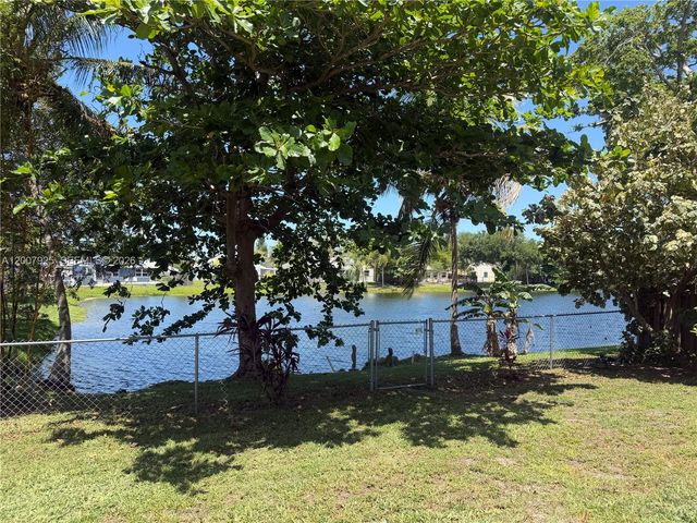 13541 SW 10th Pl, Davie, FL 33325