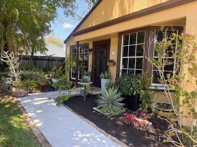 13541 SW 10th Pl, Davie, FL 33325