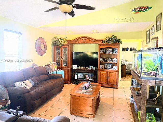 13541 SW 10th Pl, Davie, FL 33325