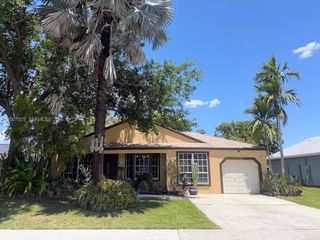 13541 SW 10th Pl, Davie, FL 33325