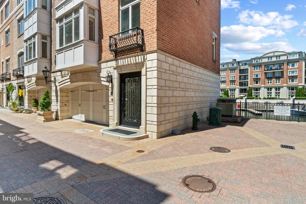 Image 3 of property listing at 608 PONTE VILLAS N #170, Baltimore, MD 21230