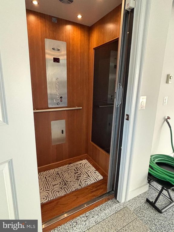 Image 7 of property listing at 608 PONTE VILLAS N #170, Baltimore, MD 21230