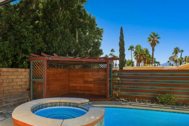 1351 E Luna Way, Palm Springs, CA 92262