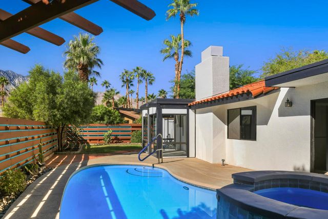1351 E Luna Way, Palm Springs, CA 92262