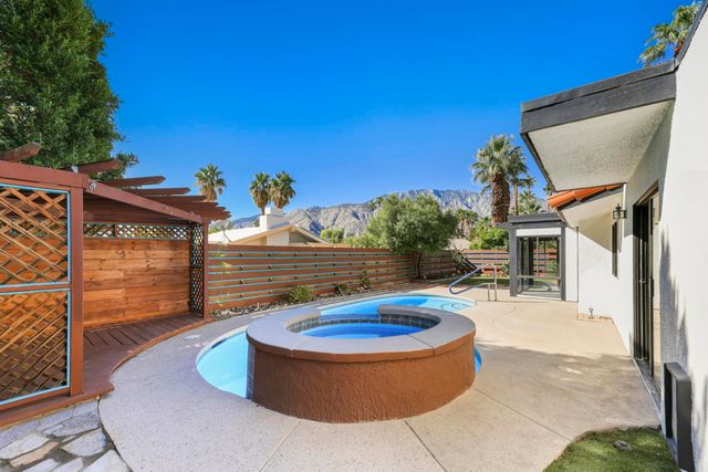 1351 E Luna Way, Palm Springs, CA 92262