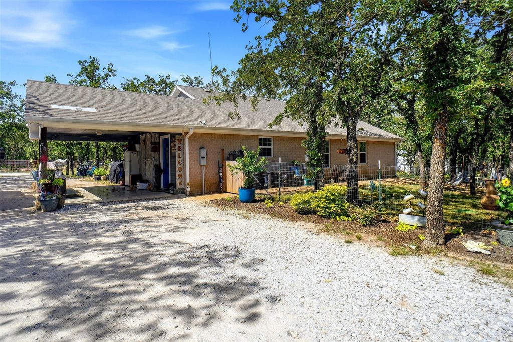 211 Spring Valley Road, Paradise, TX 76073