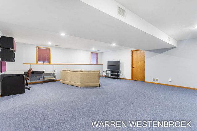 600 W Alice Avenue, Zeeland, MI 49464