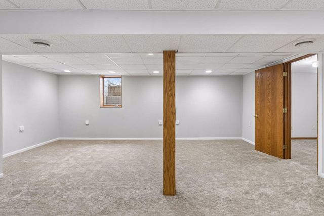 1461 Grandview Avenue E, Maplewood, MN 55109