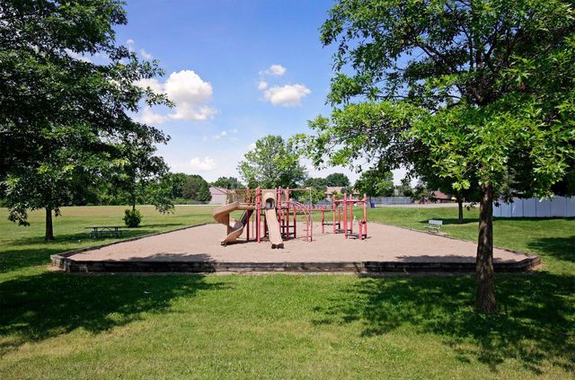 1461 Grandview Avenue E, Maplewood, MN 55109