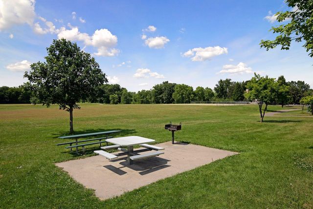 1461 Grandview Avenue E, Maplewood, MN 55109