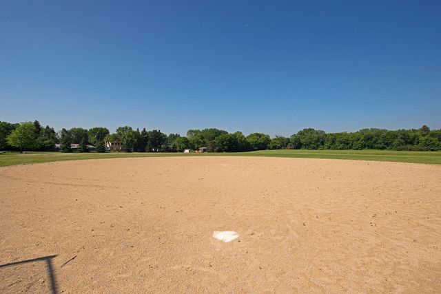 1461 Grandview Avenue E, Maplewood, MN 55109