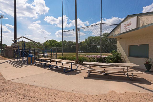 1461 Grandview Avenue E, Maplewood, MN 55109