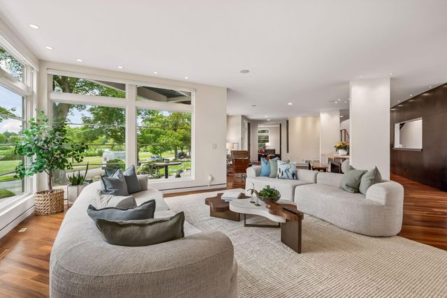 2100 W Lake Of The Isles Parkway, Minneapolis, MN 55405
