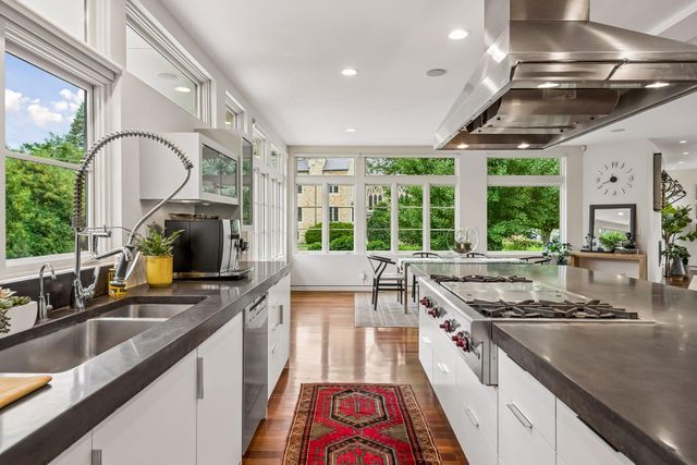 2100 W Lake Of The Isles Parkway, Minneapolis, MN 55405