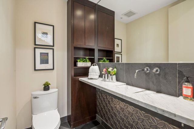 2100 W Lake Of The Isles Parkway, Minneapolis, MN 55405