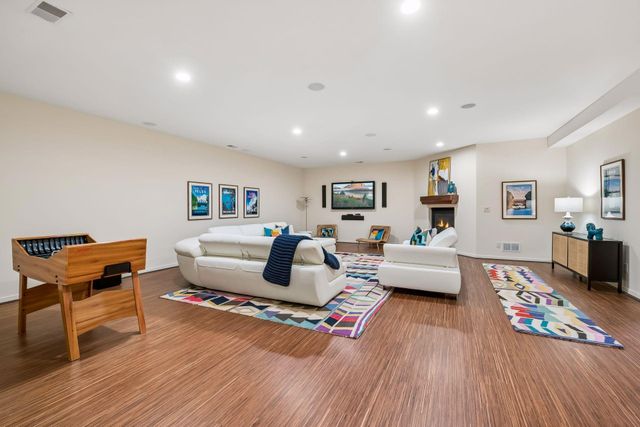 2100 W Lake Of The Isles Parkway, Minneapolis, MN 55405