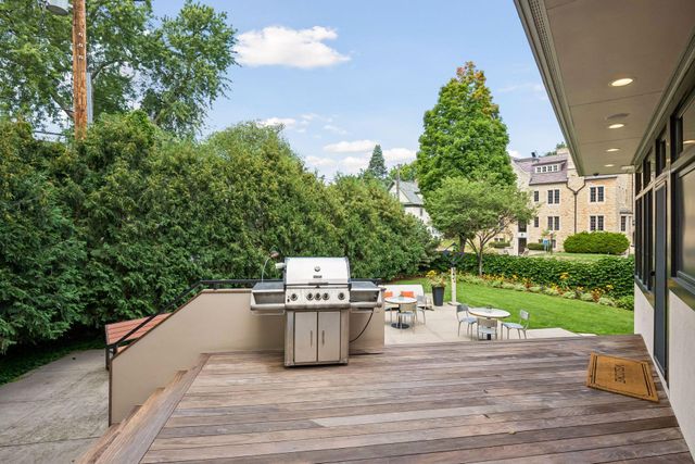 2100 W Lake Of The Isles Parkway, Minneapolis, MN 55405