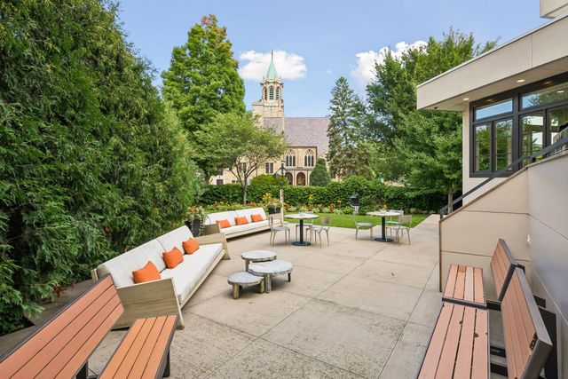 2100 W Lake Of The Isles Parkway, Minneapolis, MN 55405