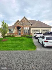 63 POTOMAC CROSSING ST, Charles Town, WV 25414