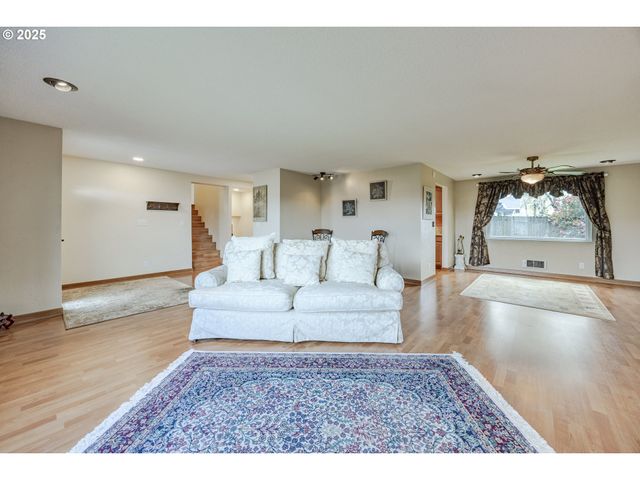 2592 DUMAS Dr, Springfield, OR 97477