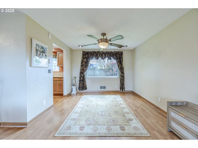2592 DUMAS Dr, Springfield, OR 97477